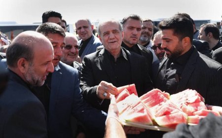 تصاویری  از پزشکیان در مسیر پیاده روی زائران به سمت مشهد
