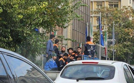 کارگران اتباع با لباس آب و فاضلاب