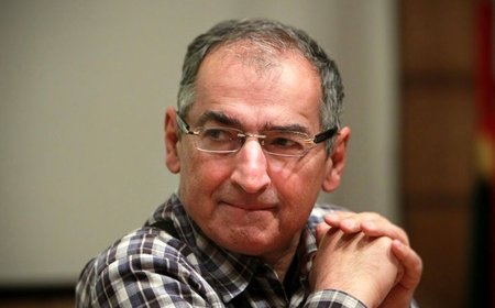 حکم زندان صادق زیباکلام به تعویق افتاد