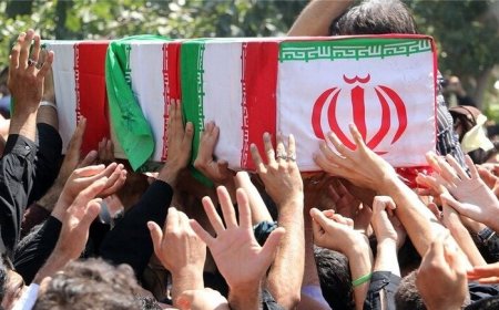 اقلید فرزندش را در آغوش گرفت
