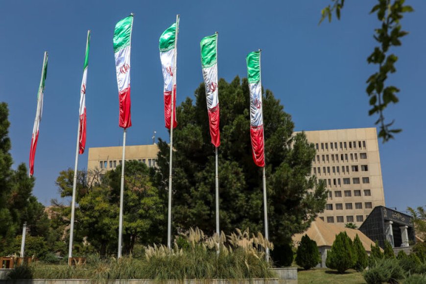 بزرگداشت و تکریم پرچم جمهوری اسلامی ایران در دانشگاه شیراز